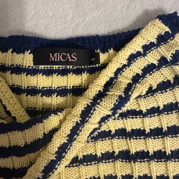 Perfect summer vacation tube top! Stretchy material (can fit a medium). - Picture 3 of 5